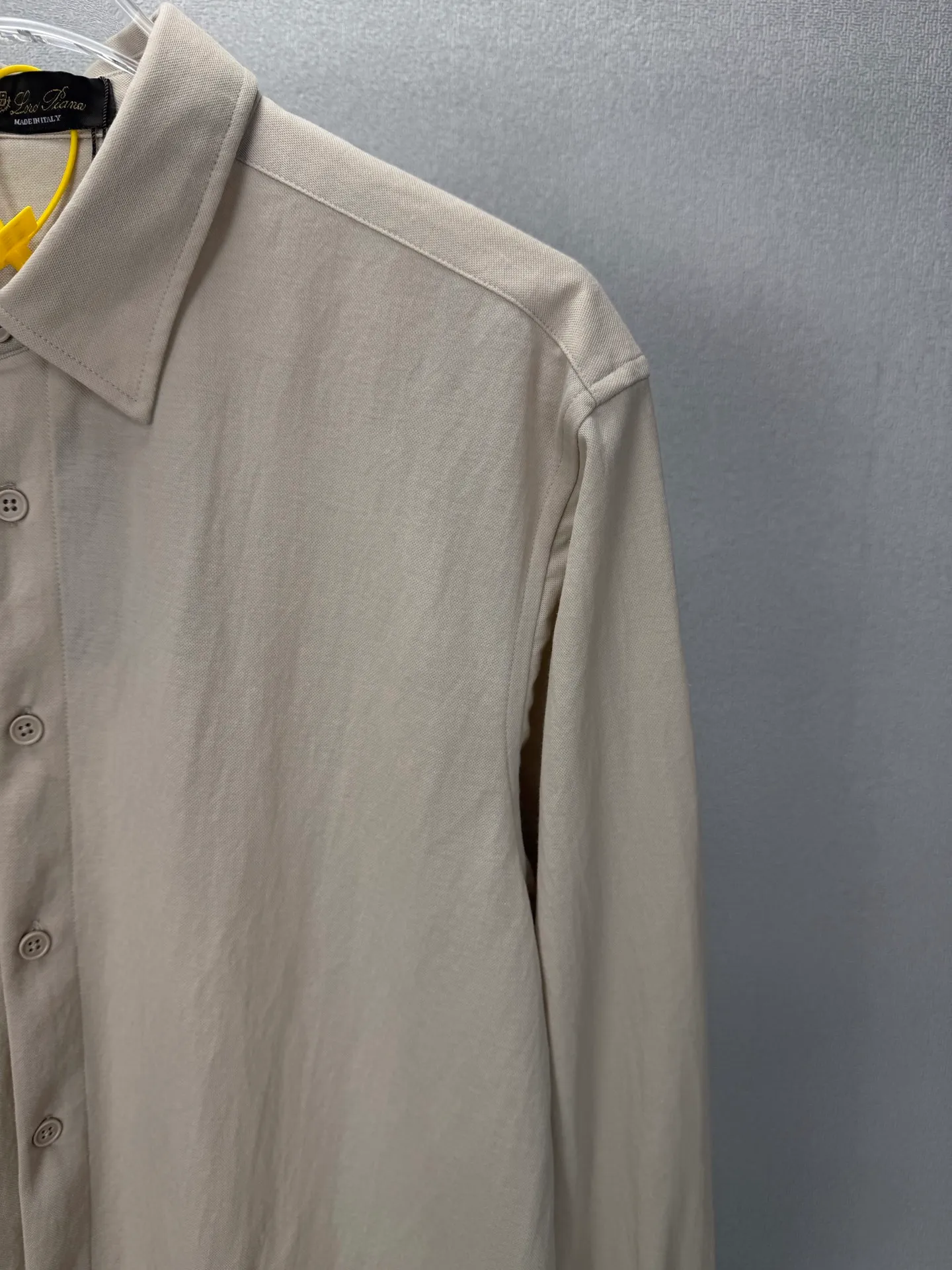 Loro Piana 2026 New Arrival Solid Color Linen Couple Style Lapel Shirt High Version High Version The fabric is made of linen, cotton, nylon composite materials, the whole body is solid color, simple and loose fit, and the leather letter logo embroidery design on the back neck is fashionable and personalized. Super Versatile and good-looking shirt. Very suitable for both men and women. A must-have for everyone. Packaging Tag Collar Label Washed Wheat Complete 👍 Colors: Navy Blue, Gray, Khaki, White Sizes:M-4XL